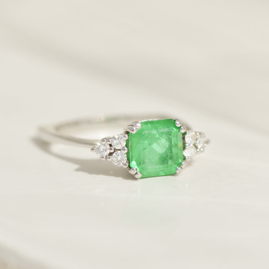 Vintage 18K white gold ring with emerald and diamonds – powerful, noble, unique