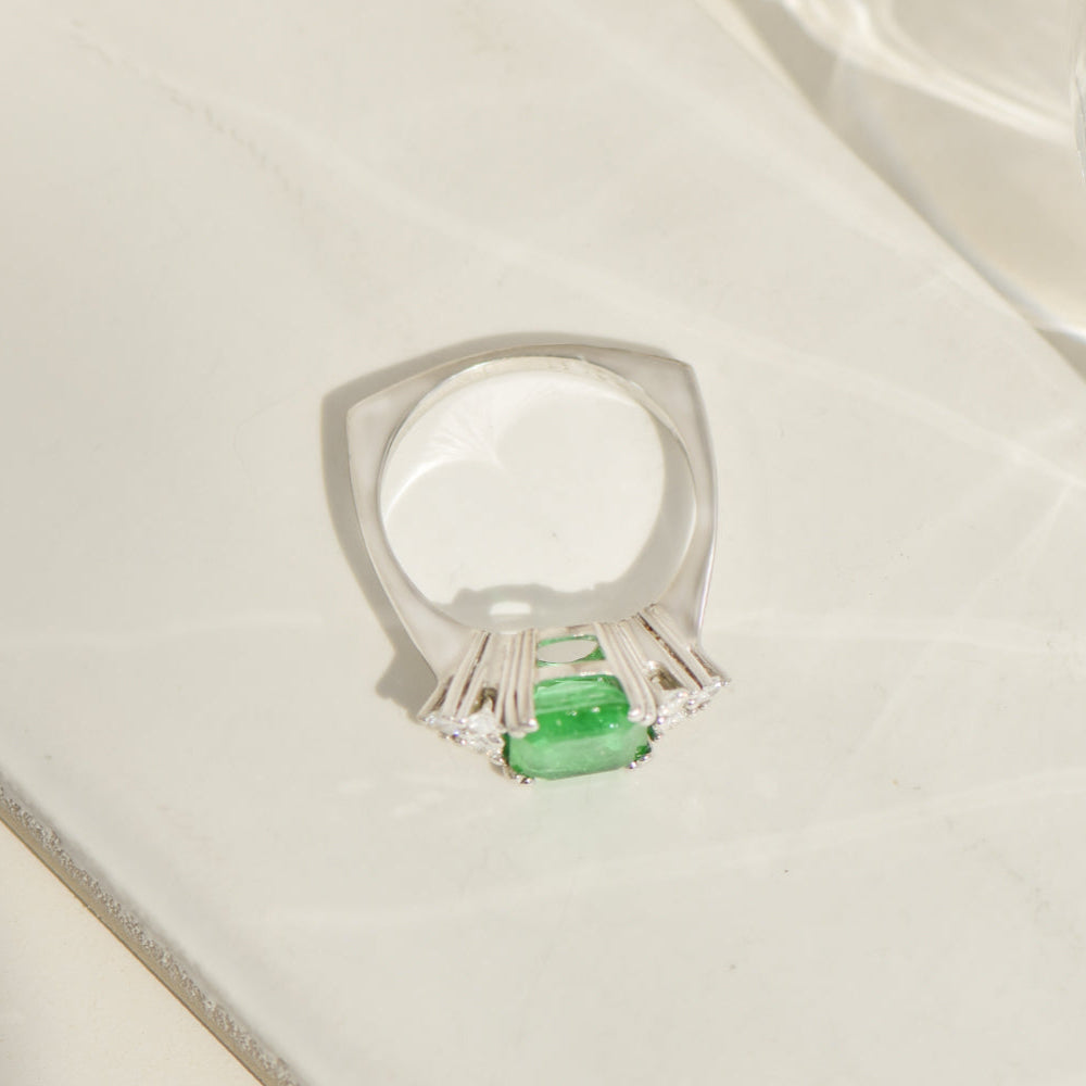 Vintage 18K white gold ring with emerald and diamonds – powerful, noble, unique