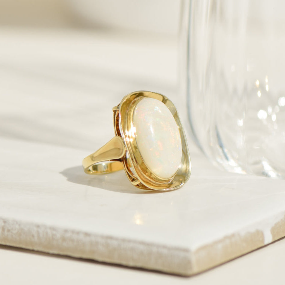 Mid-century ring in 14K yellow gold with opal cabochon – art on your finger