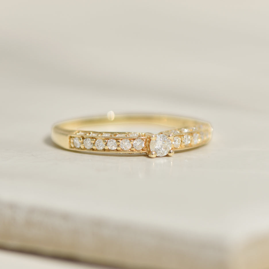 Ring made of 14K yellow gold with diamond solitaire and pavé setting – finely set, elegantly finished