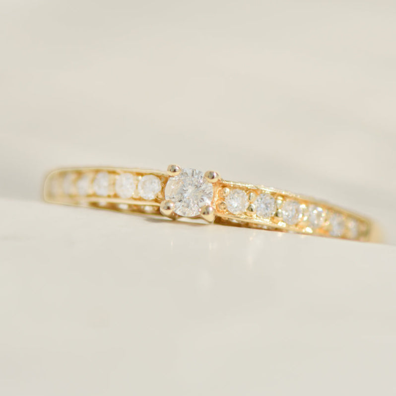 Ring made of 14K yellow gold with diamond solitaire and pavé setting – finely set, elegantly finished