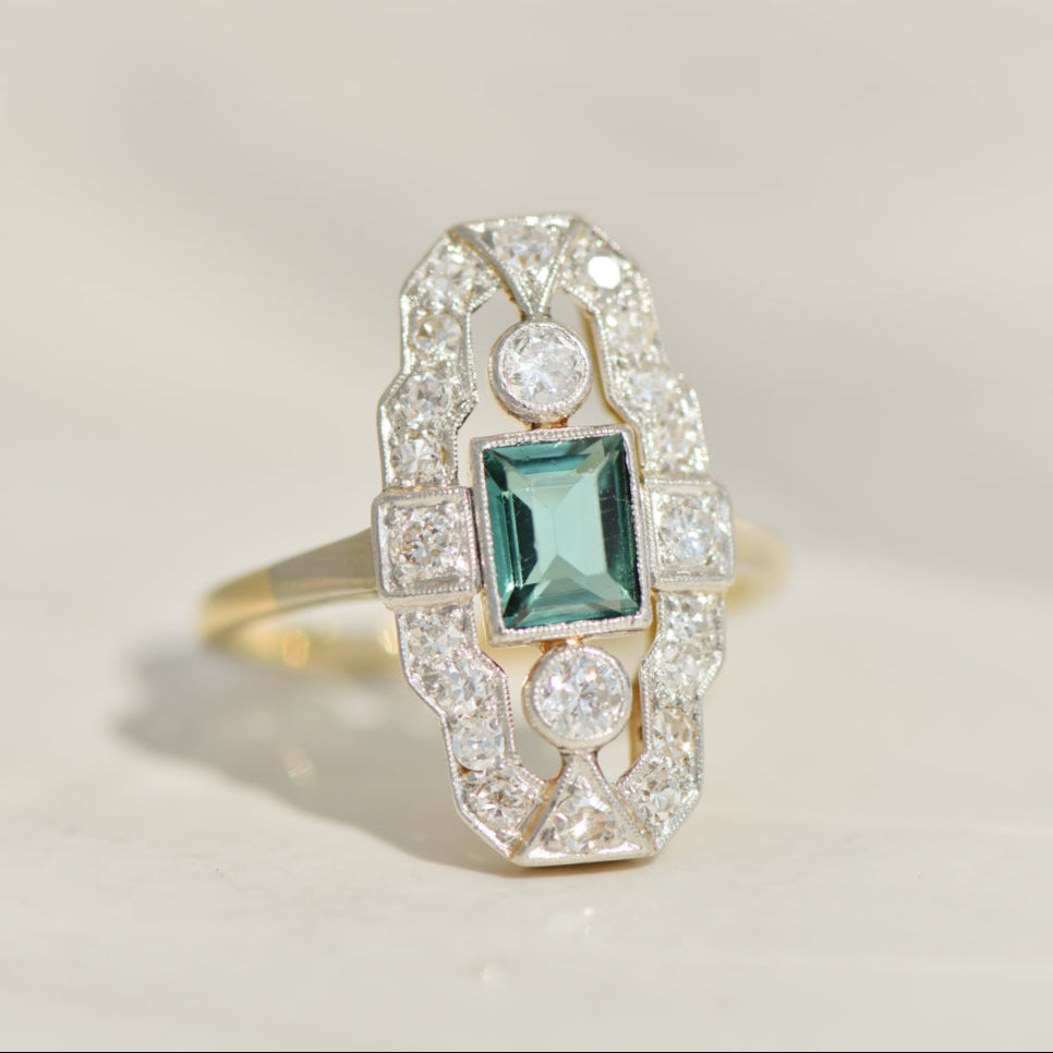 Ring made of 14K yellow gold with diamond solitaire and pavé setting – finely set, elegantly finished