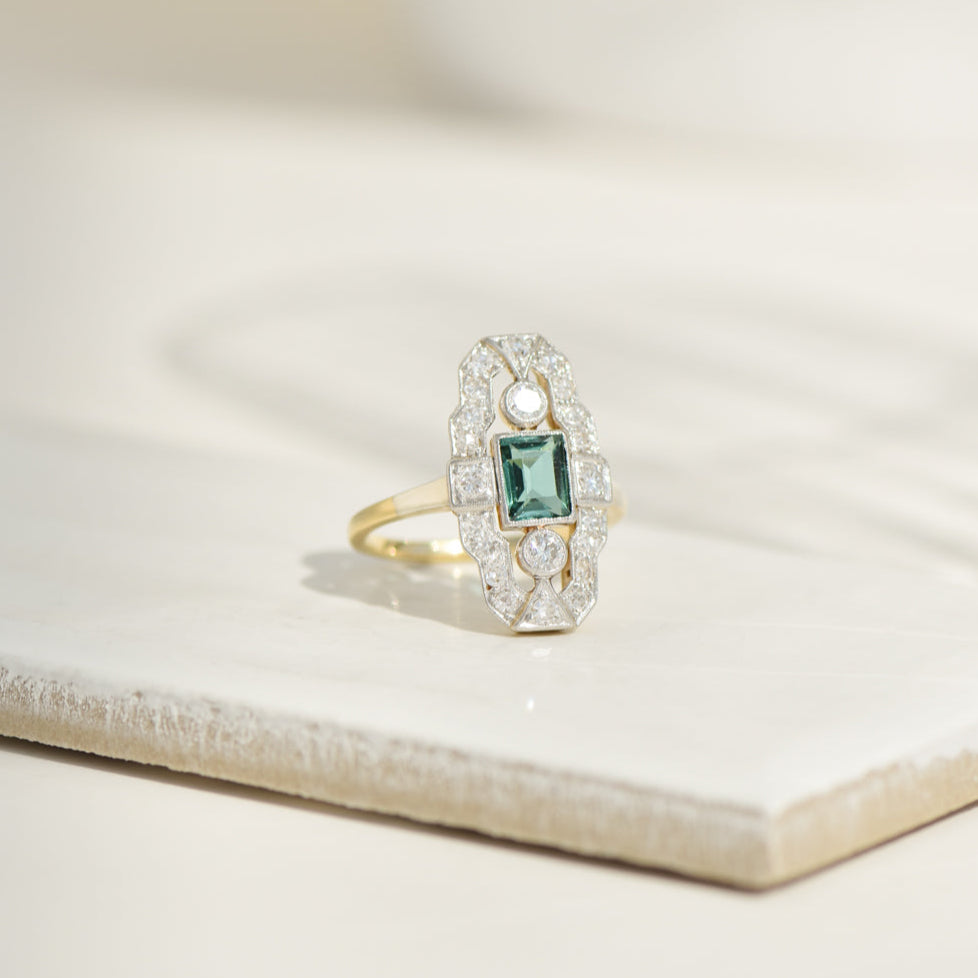 Ring made of 14K yellow gold with diamond solitaire and pavé setting – finely set, elegantly finished