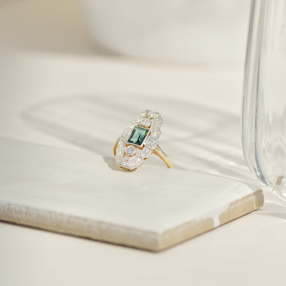 Ring made of 14K yellow gold with diamond solitaire and pavé setting – finely set, elegantly finished