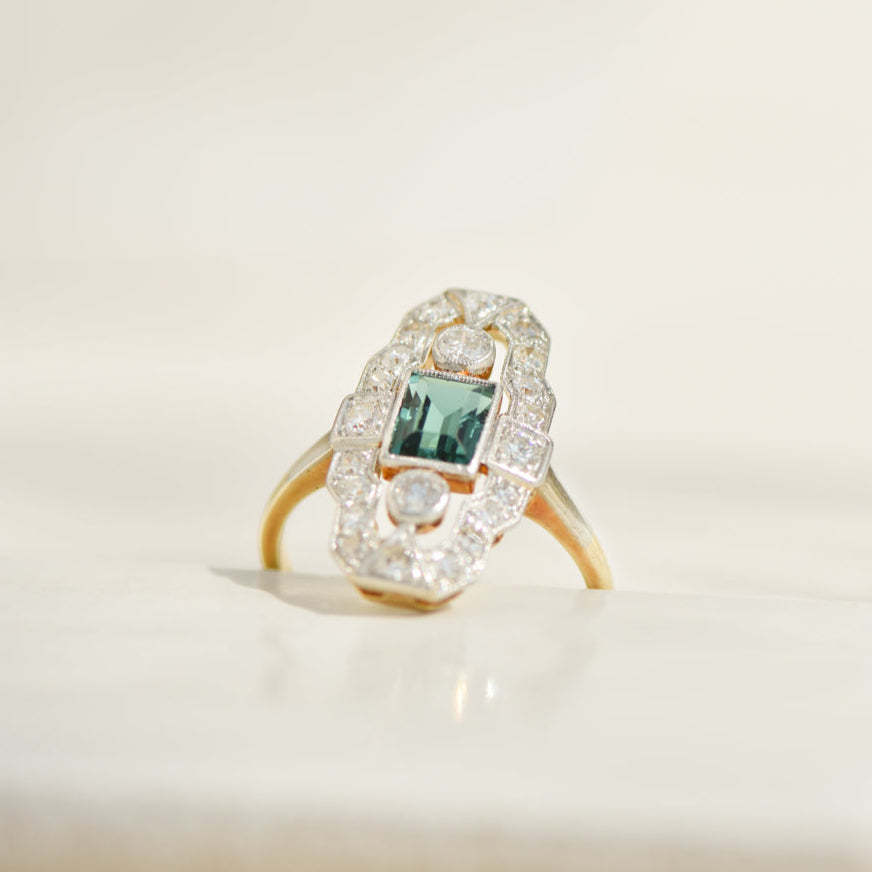 Ring made of 14K yellow gold with diamond solitaire and pavé setting – finely set, elegantly finished