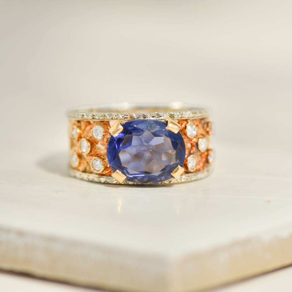 Decorated gold ring with diamonds and amethysts
