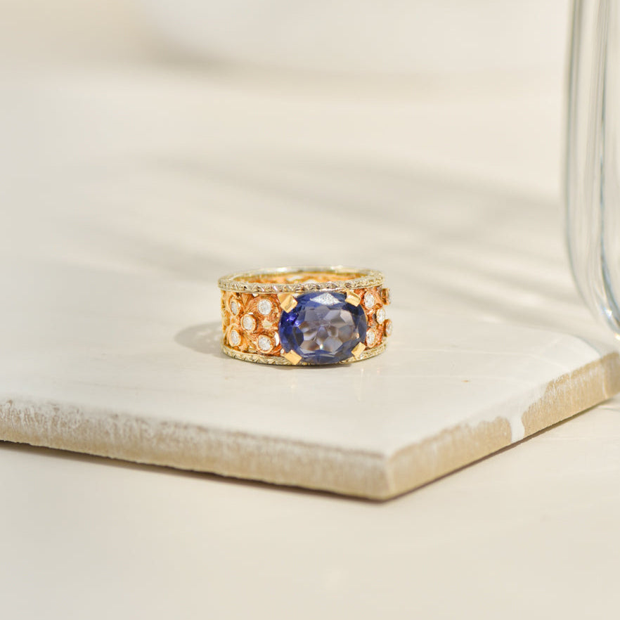 Decorated gold ring with diamonds and amethysts
