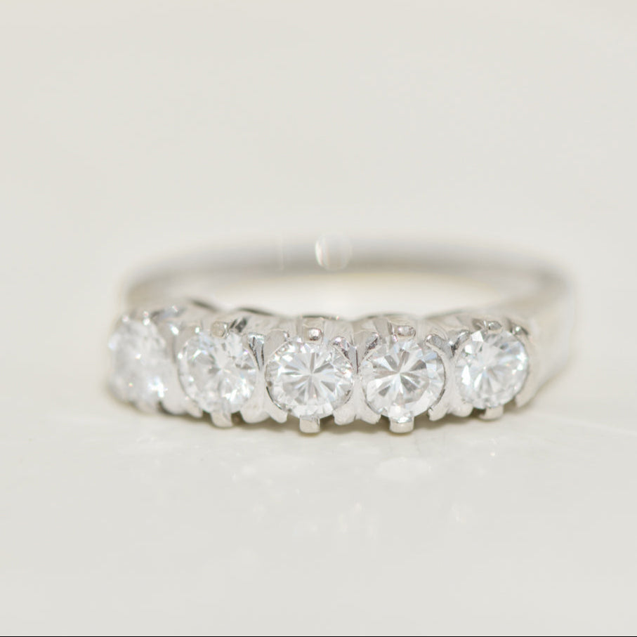 Memory ring made of 14 carat gold with brilliant