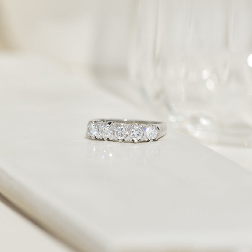 Memory ring made of 14 carat gold with brilliant