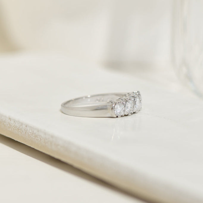 Memory ring made of 14 carat gold with brilliant