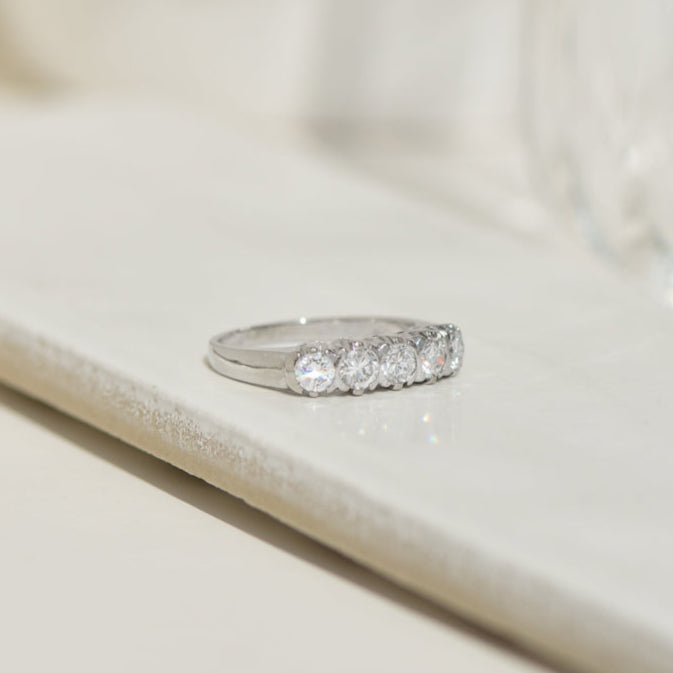 Memory ring made of 14 carat gold with brilliant