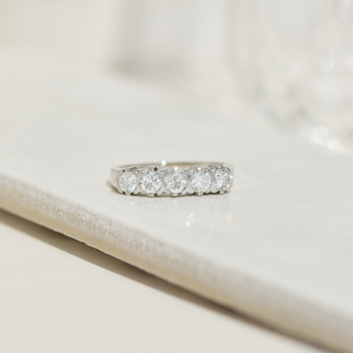 Memory ring made of 14 carat gold with brilliant