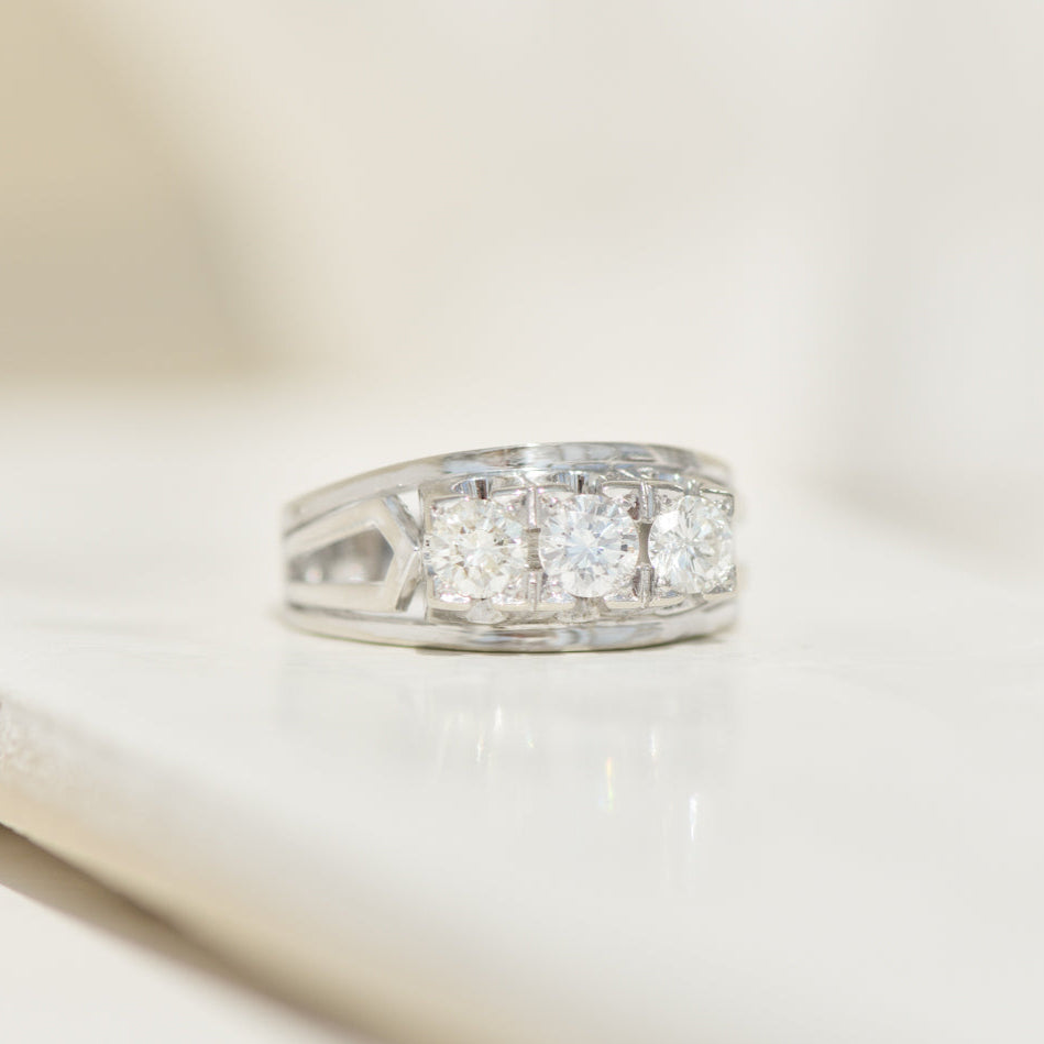 Trilogy ring in 14K white gold with 3 diamonds – past, present &amp; future in one ring
