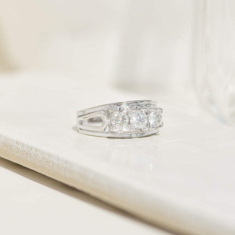 Trilogy ring in 14K white gold with 3 diamonds – past, present &amp; future in one ring