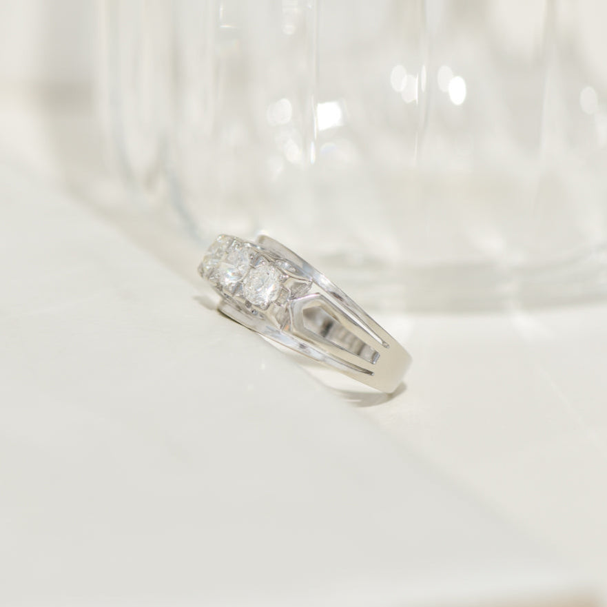 Trilogy ring in 14K white gold with 3 diamonds – past, present &amp; future in one ring