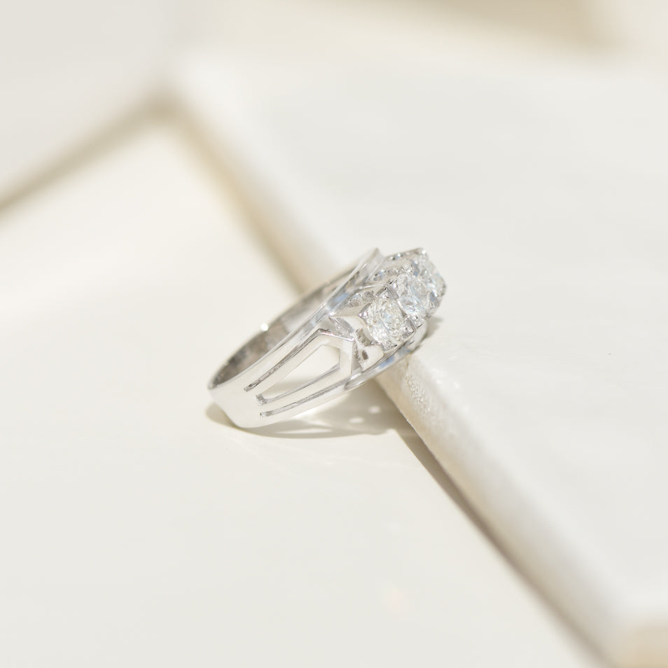 Trilogy ring in 14K white gold with 3 diamonds – past, present &amp; future in one ring