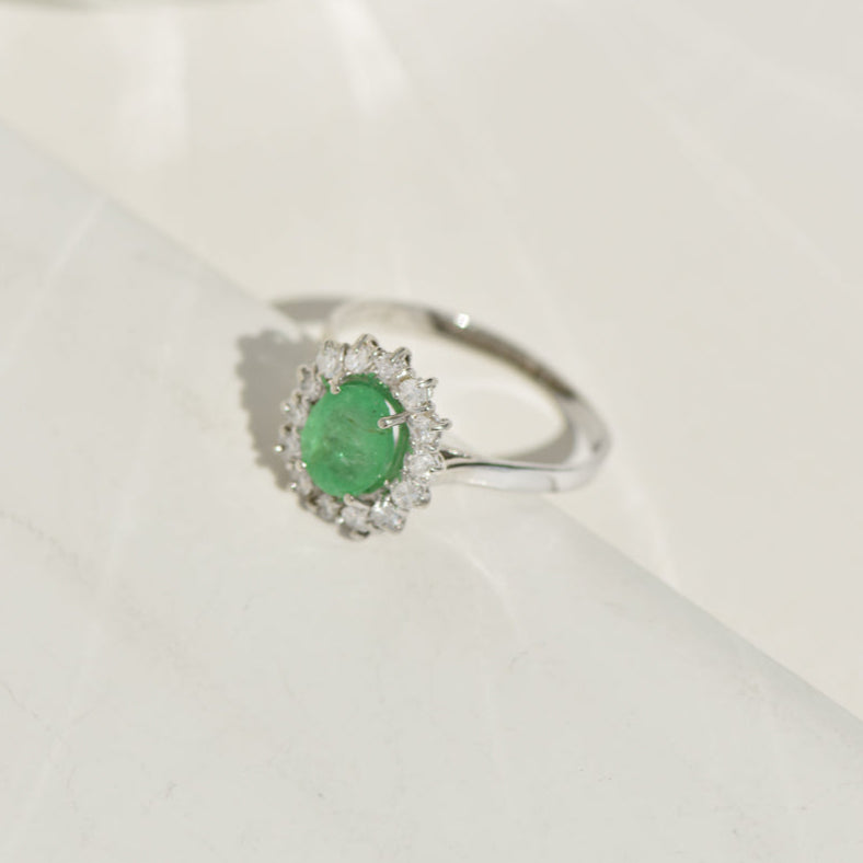 Luxurious emerald ring from 750 white gold