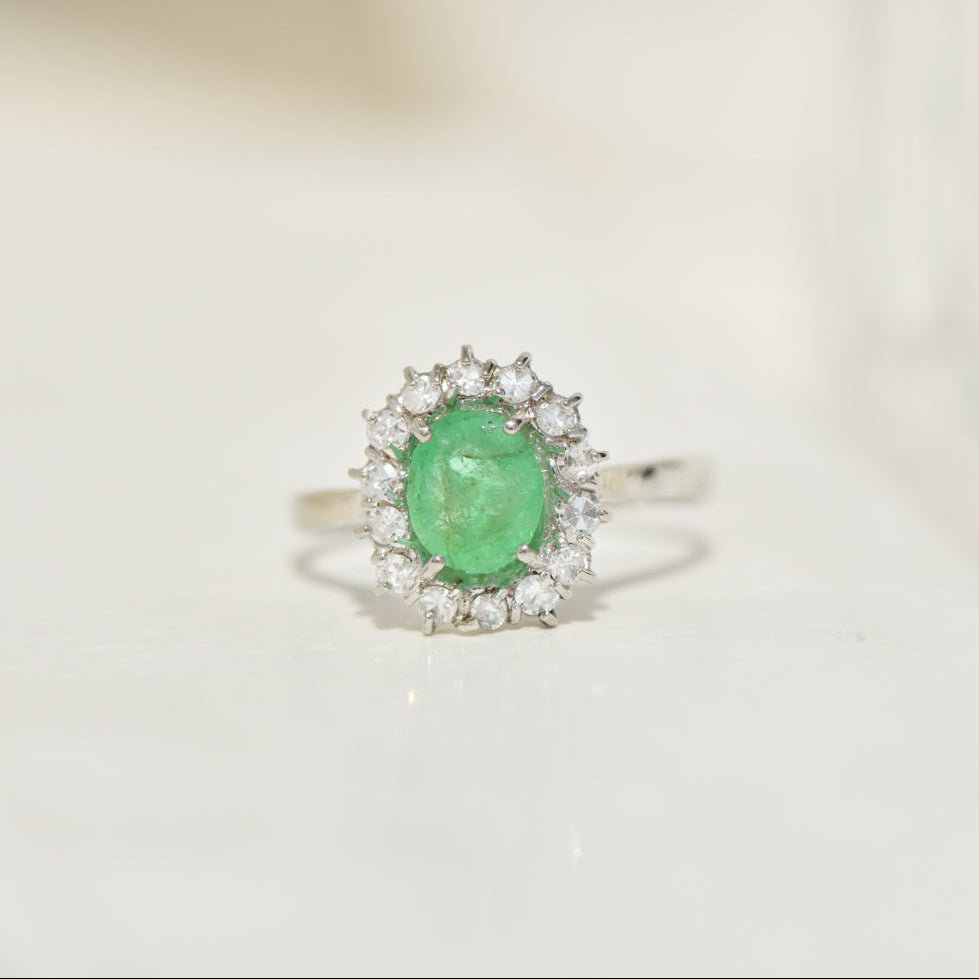 Luxurious emerald ring from 750 white gold