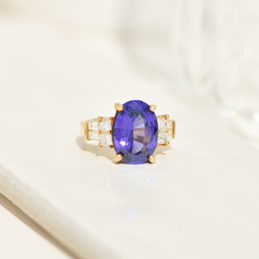 18 Karat Goldring with diamonds & Tanzanite