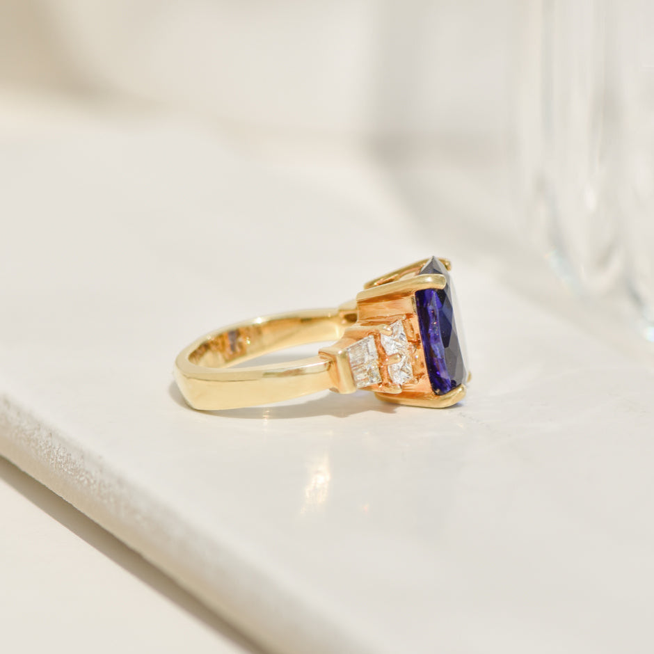 18 Karat Goldring with diamonds & Tanzanite