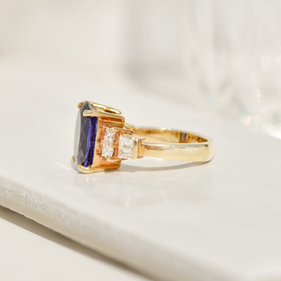 18 Karat Goldring with diamonds & Tanzanite