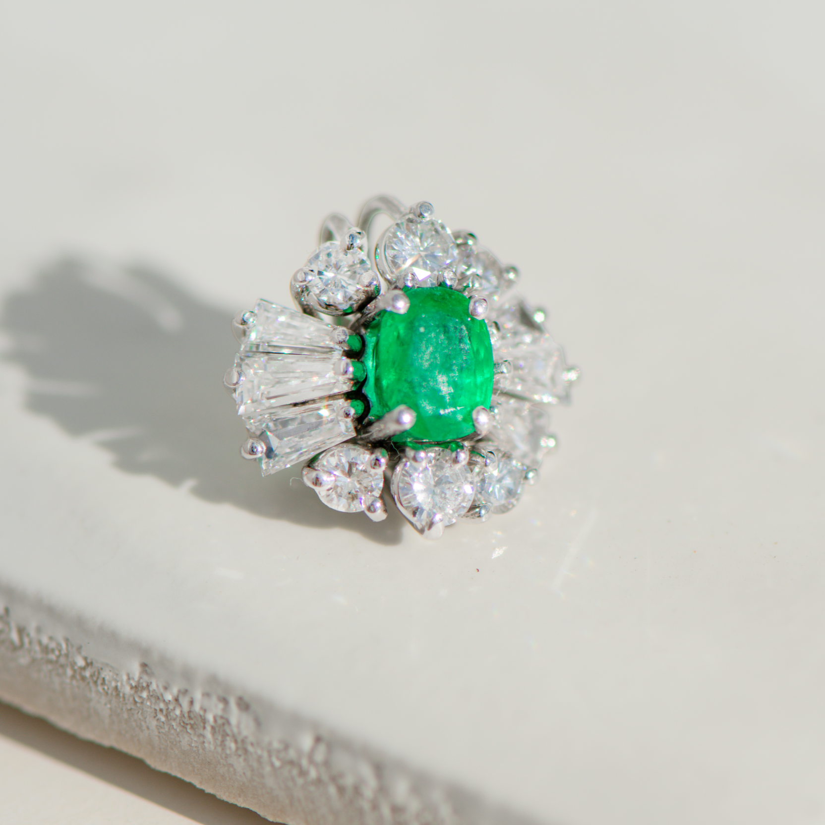 Vintage pendant in 18K white gold with emerald &amp; diamonds – stylish, radiant, extraordinary