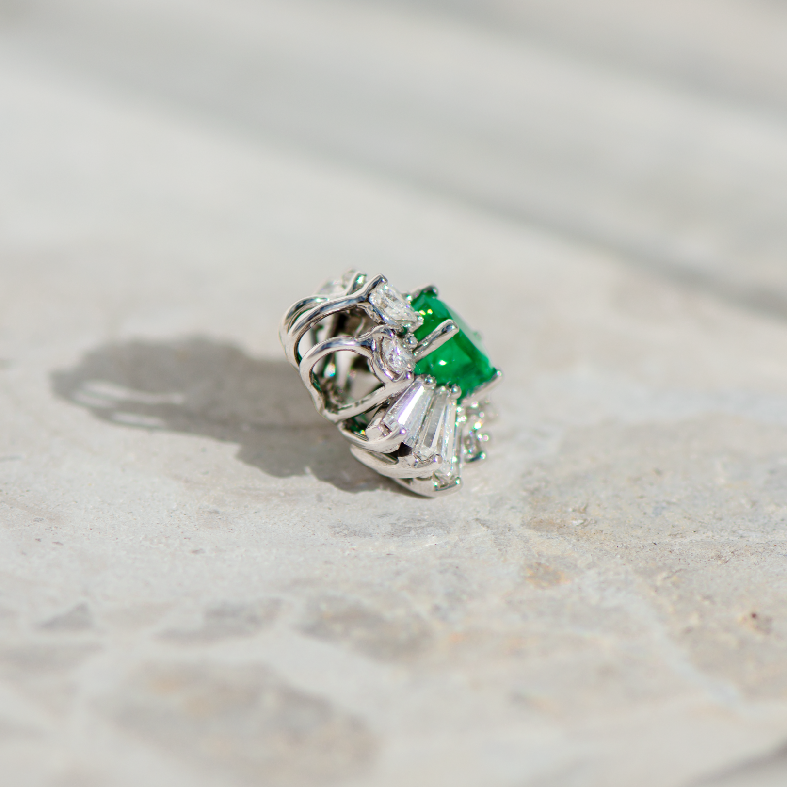 Vintage pendant in 18K white gold with emerald &amp; diamonds – stylish, radiant, extraordinary