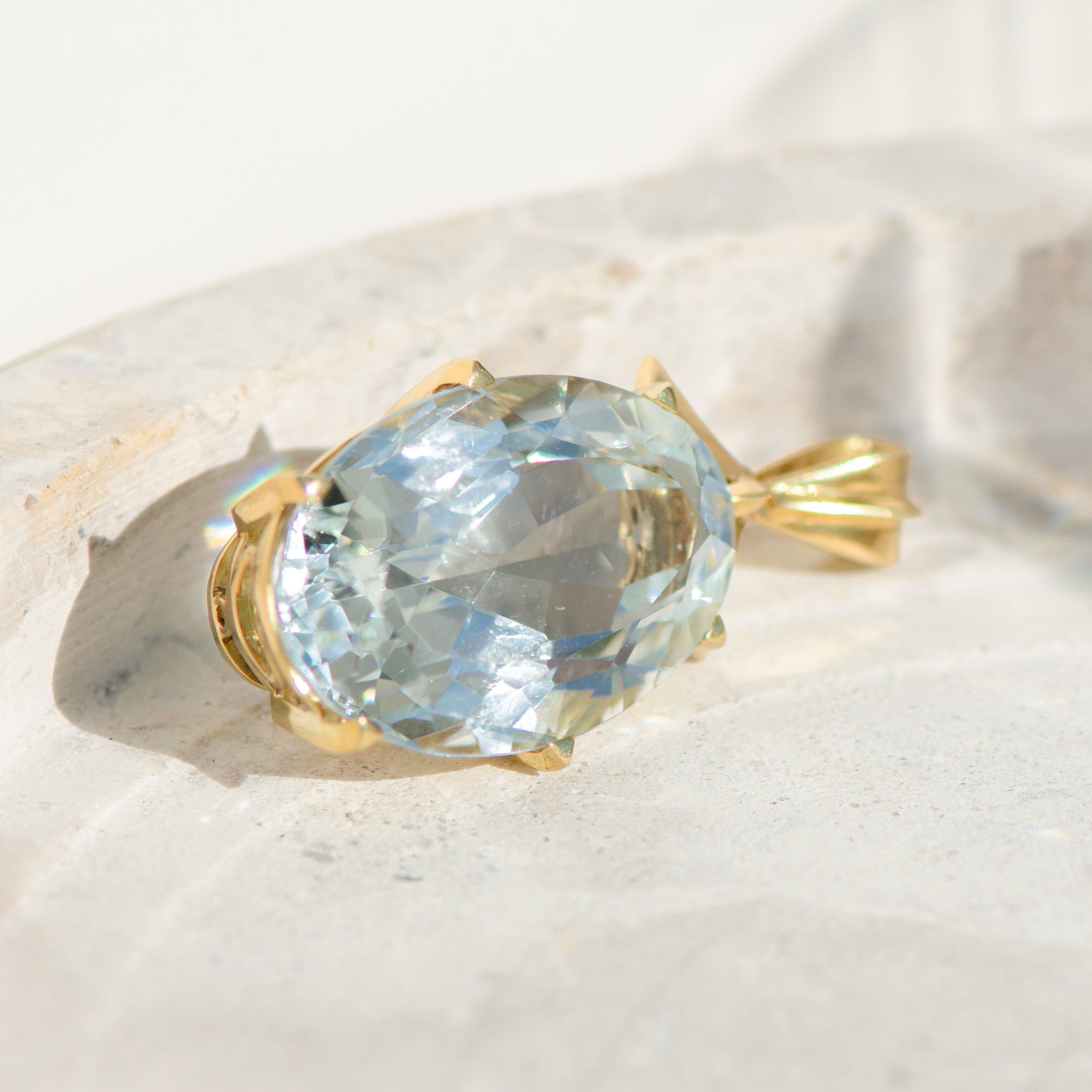 Vintage pendant in 14K yellow gold with 40ct aquamarine – heavenly blue in grand gesture