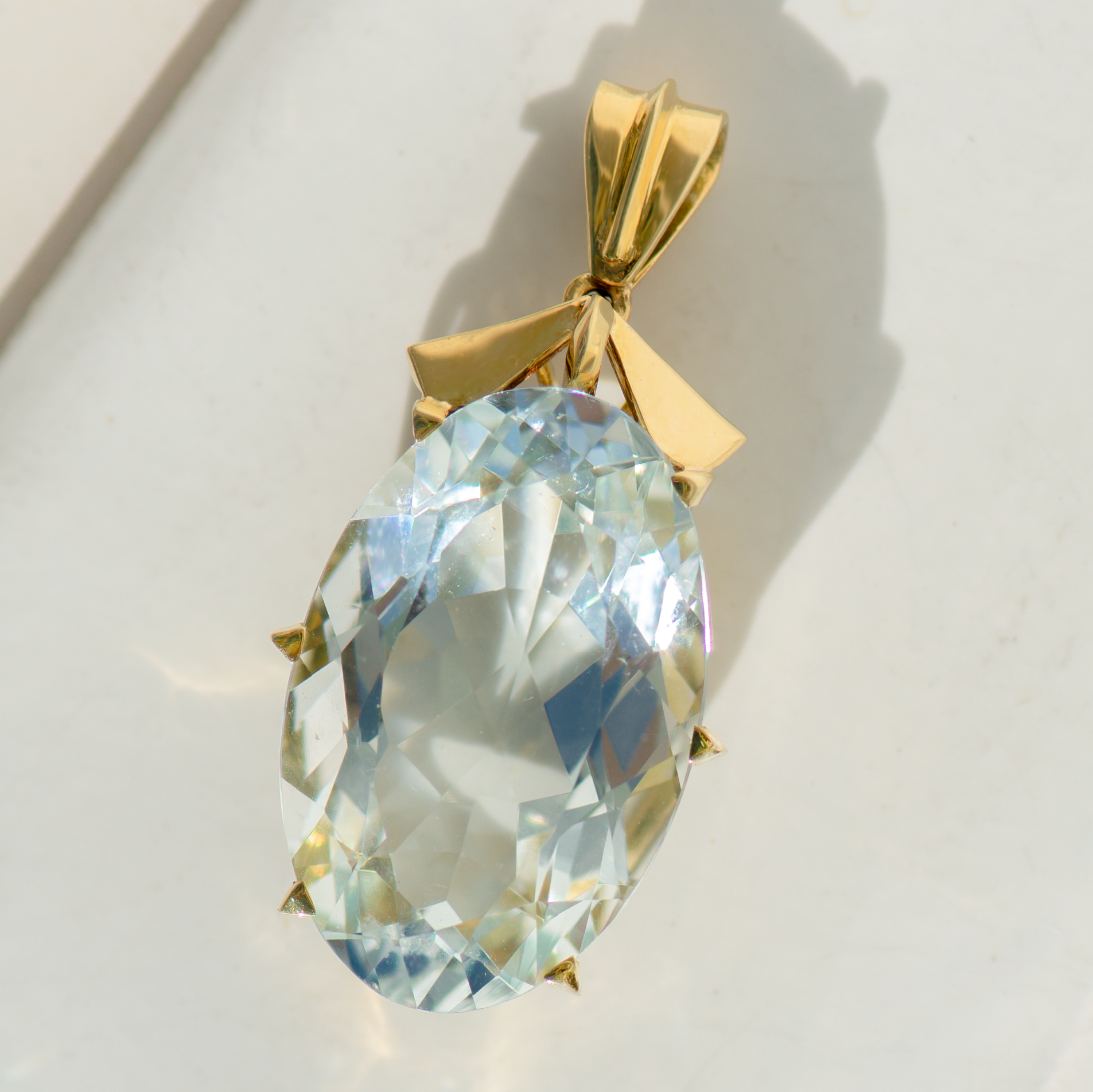 Vintage pendant in 14K yellow gold with 40ct aquamarine – heavenly blue in grand gesture