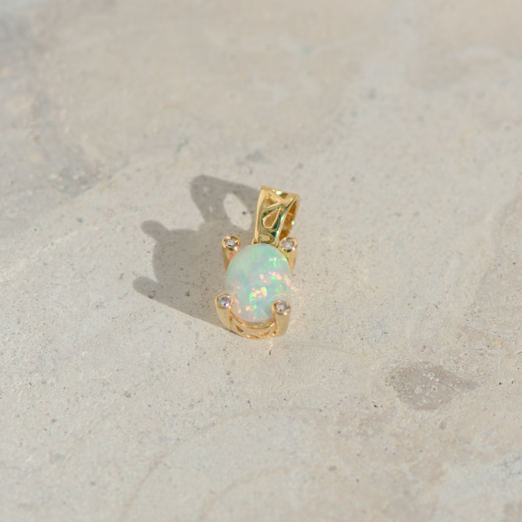 Vintage clip pendant in 14K yellow gold with opal – delicate, bright, unique