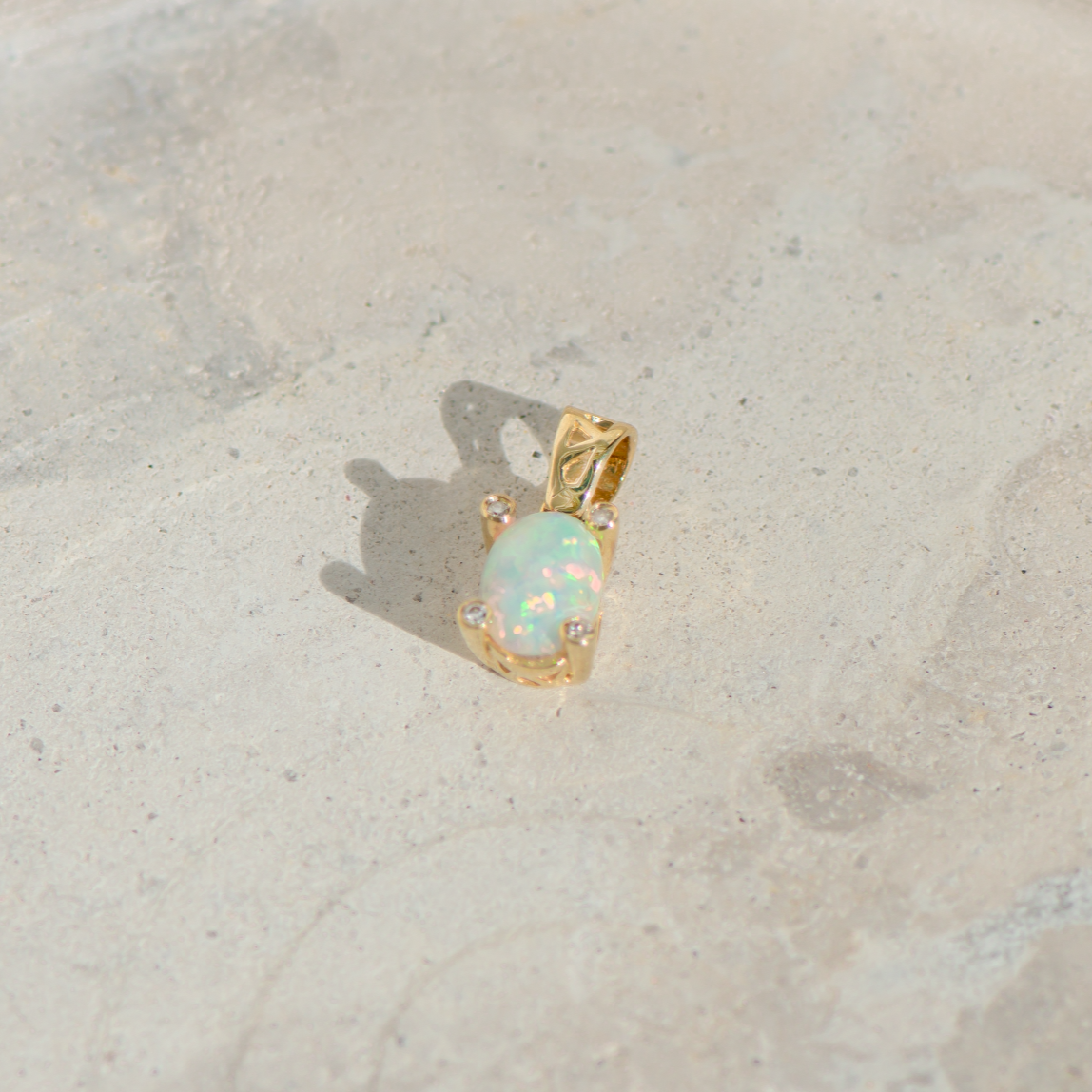 Vintage clip pendant in 14K yellow gold with opal – delicate, bright, unique