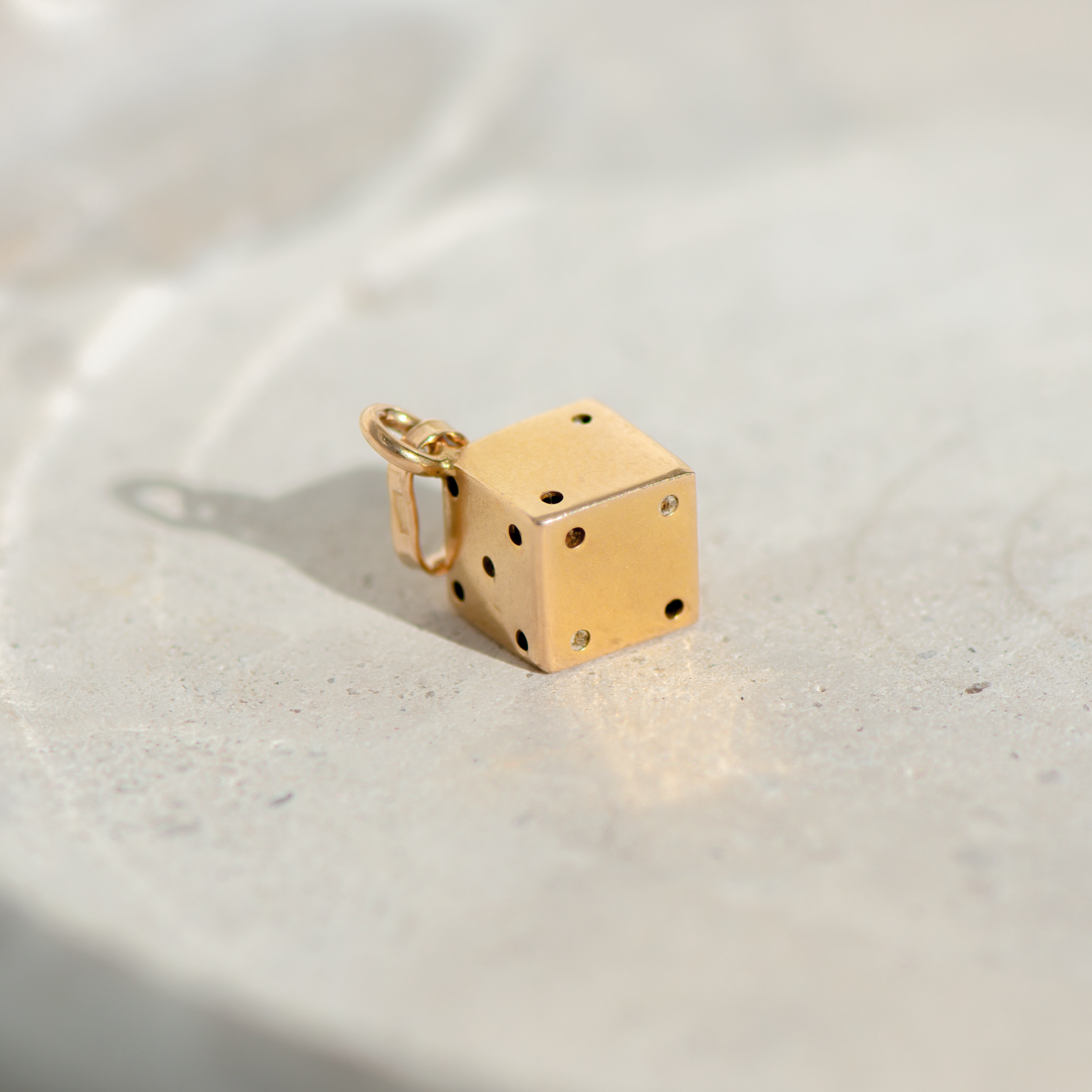 Vintage-Anhänger aus 18K Gelbgold – Spielwürfel mit Stil