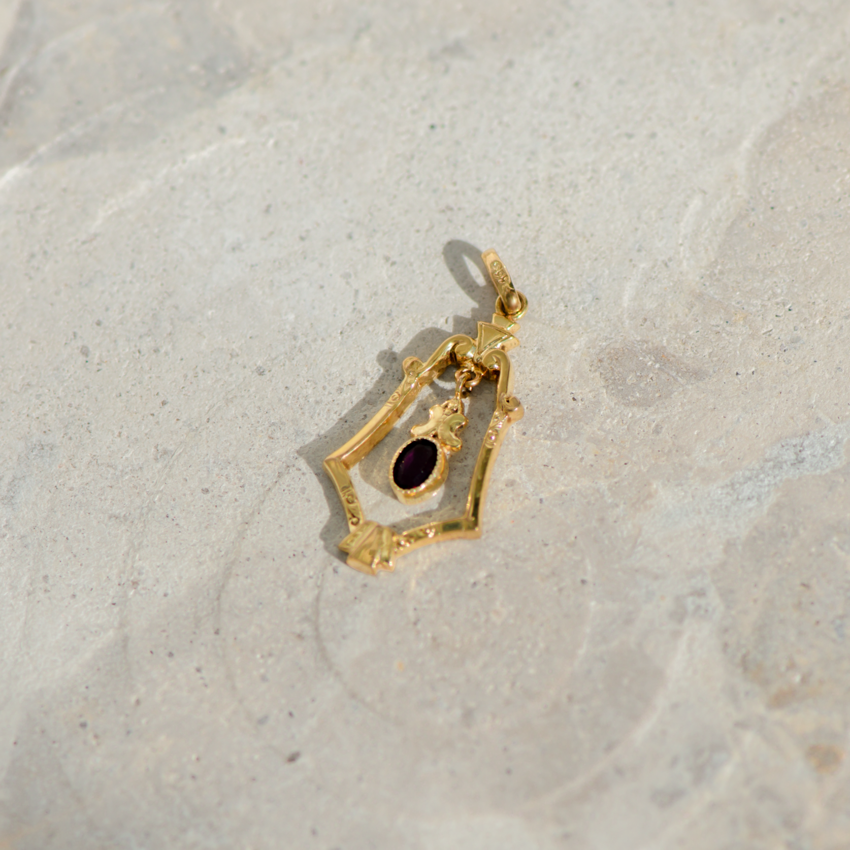Filigree Art Nouveau pendant in 8K yellow gold with ruby ​​– delicate elegance with heart
