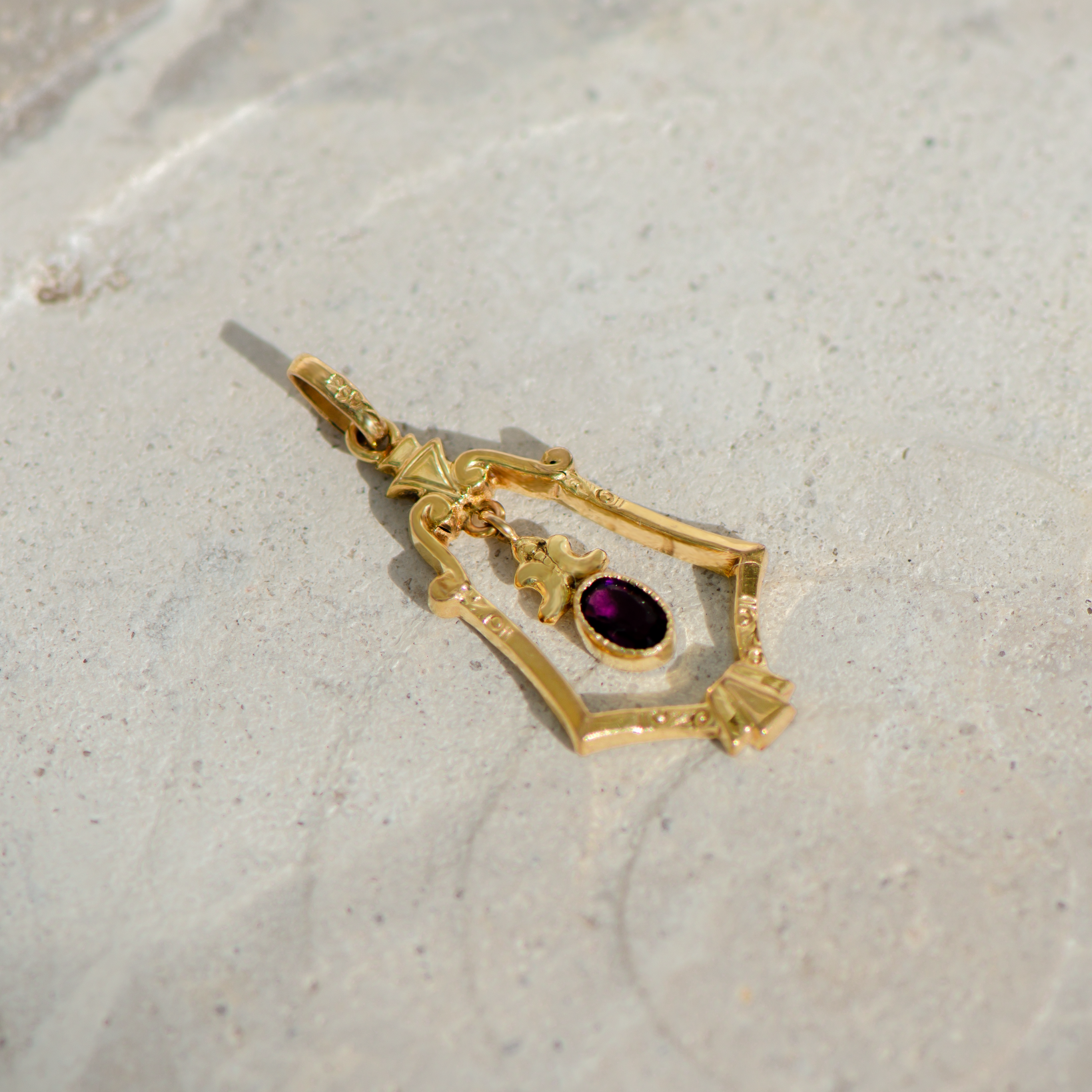 Filigree Art Nouveau pendant in 8K yellow gold with ruby ​​– delicate elegance with heart