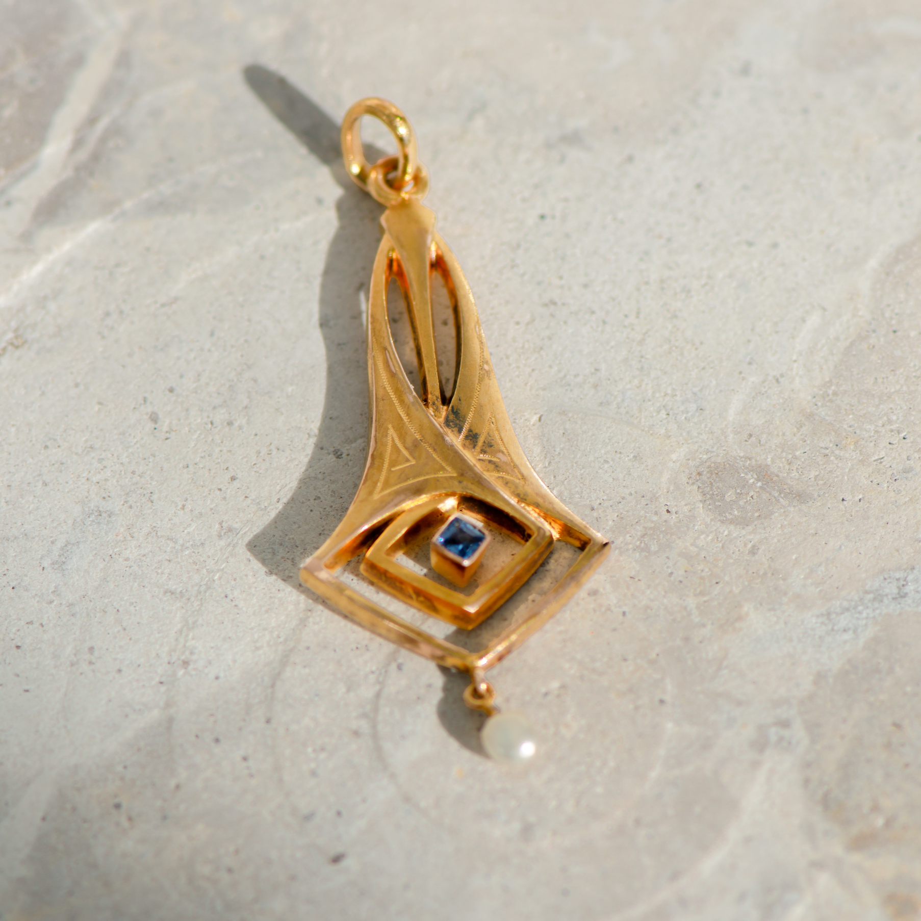 Art Nouveau pendant in 14K yellow gold with sapphire and baroque pearl – artistic and charming