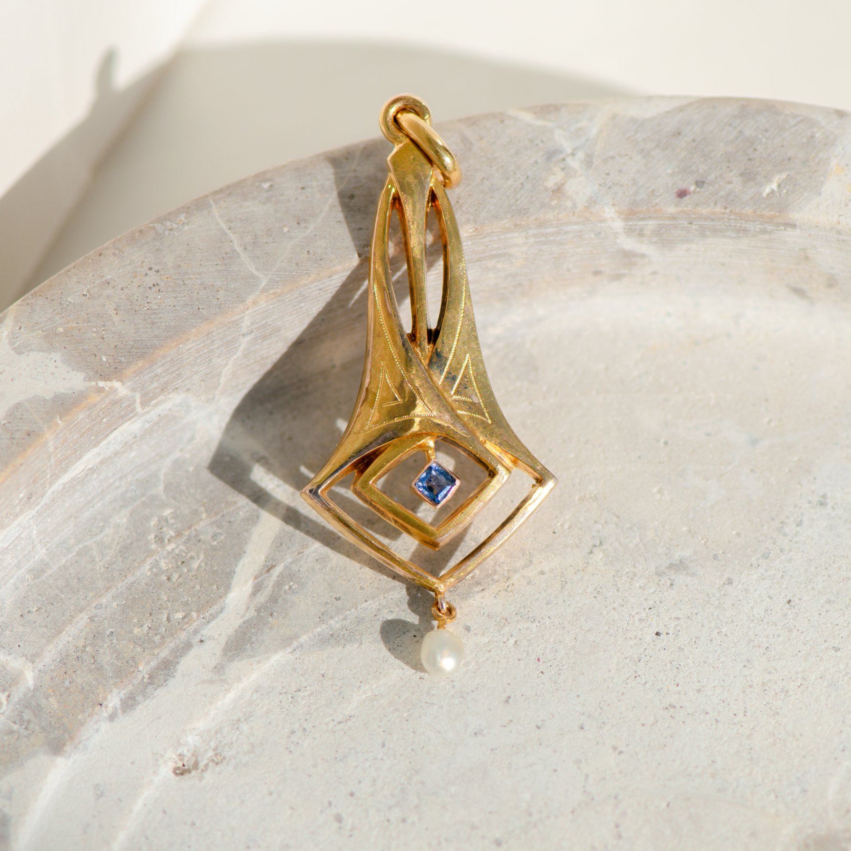 Art Nouveau pendant in 14K yellow gold with sapphire and baroque pearl – artistic and charming