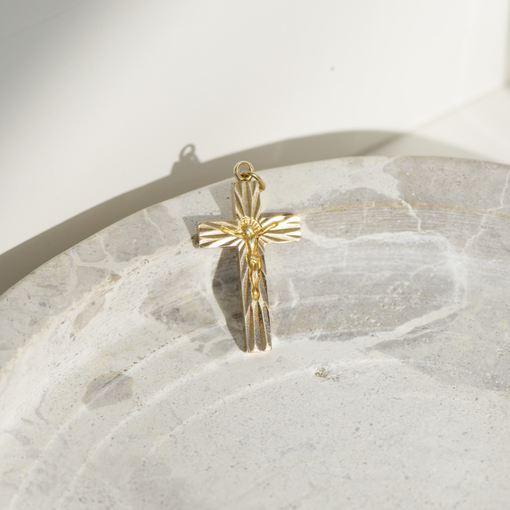 Angular vintage cross in 14K yellow gold with Jesus engraving – faith with radiance