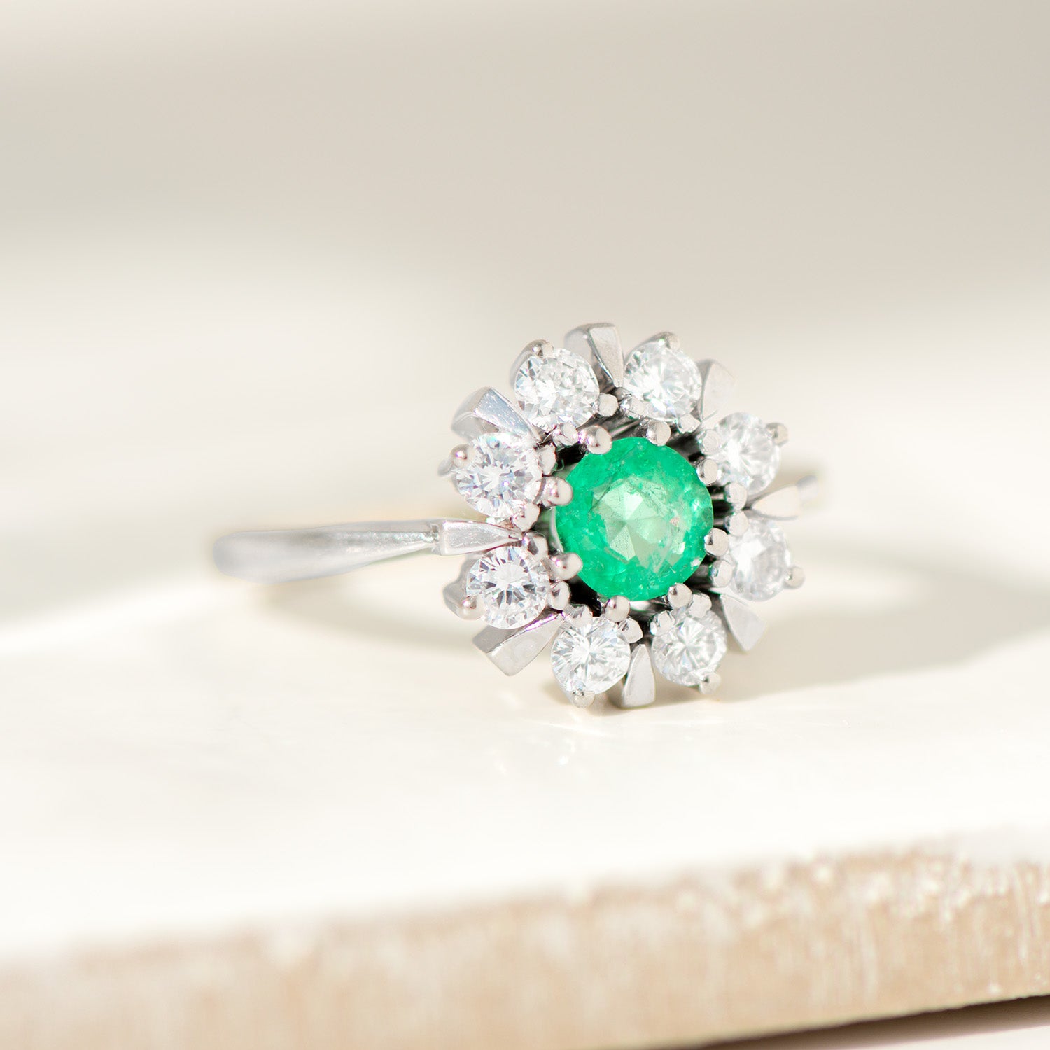 💚 Smaragd-Diamant-Ring aus 14 Karat Weißgold | Entourage-Design | Vintage um 1970