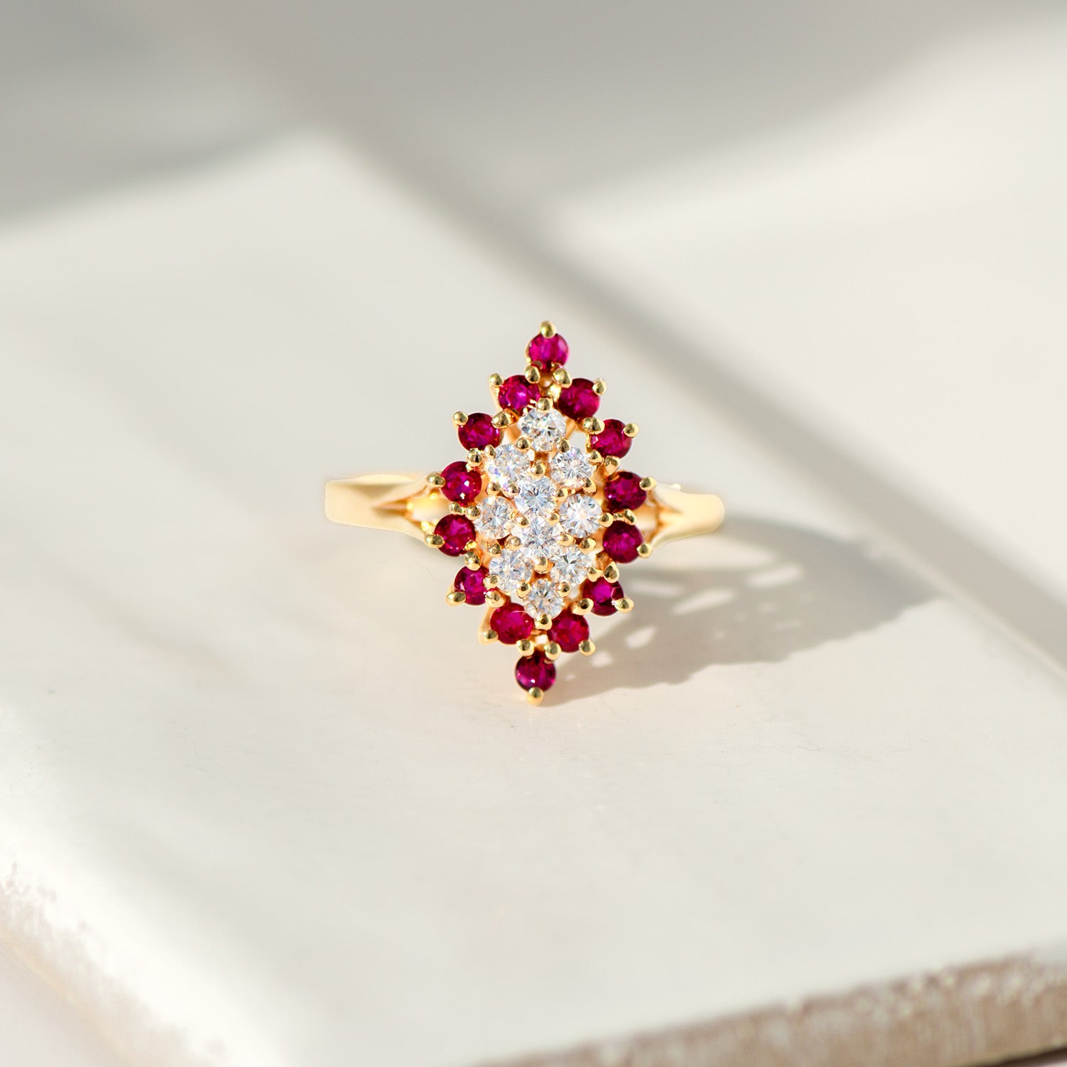Funkelnder Cocktailring mit Rubinen & Diamanten | 14K Vintage Gold