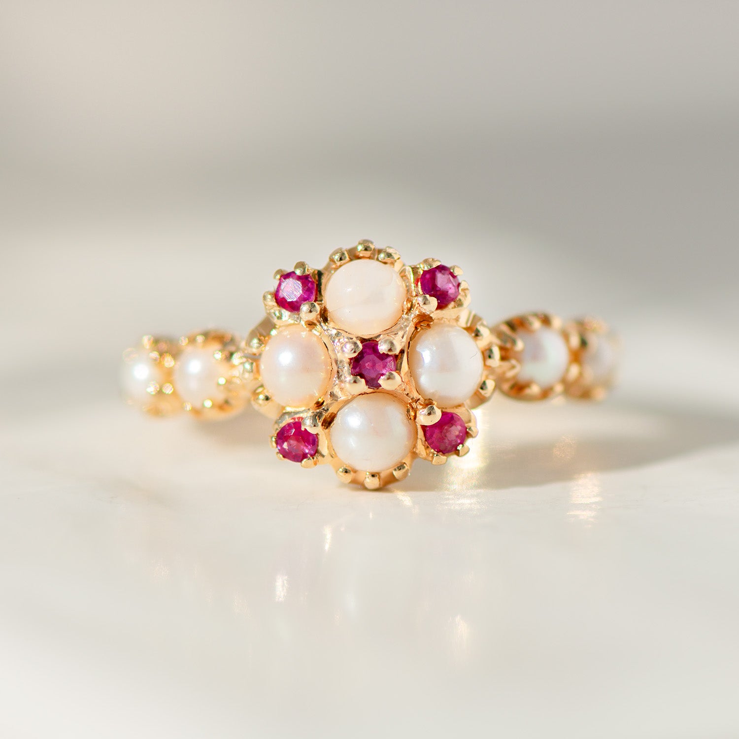 Vintage-Ring mit Rubinen & Perlen aus 585er Gelbgold