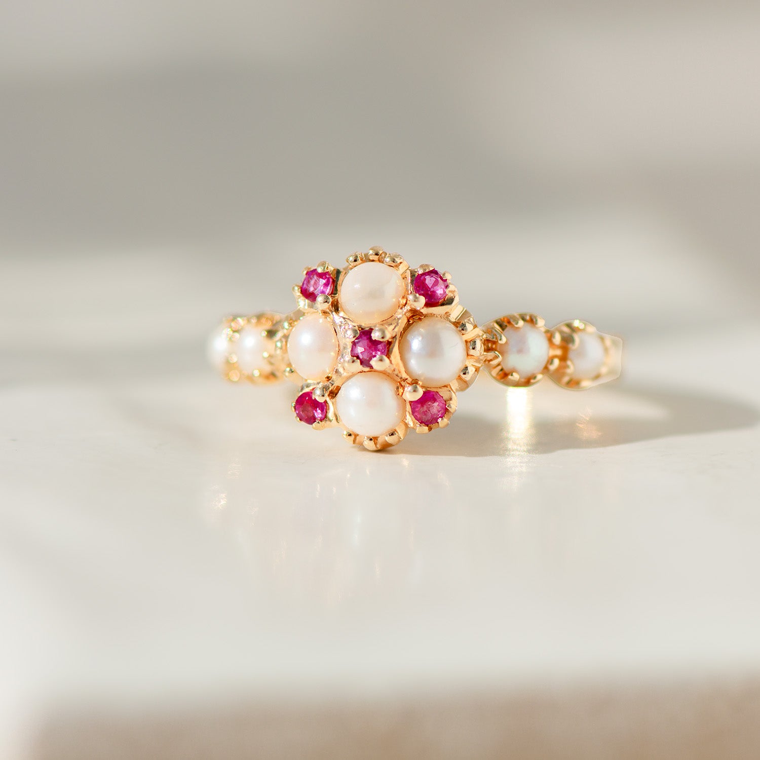 Vintage-Ring mit Rubinen & Perlen aus 585er Gelbgold