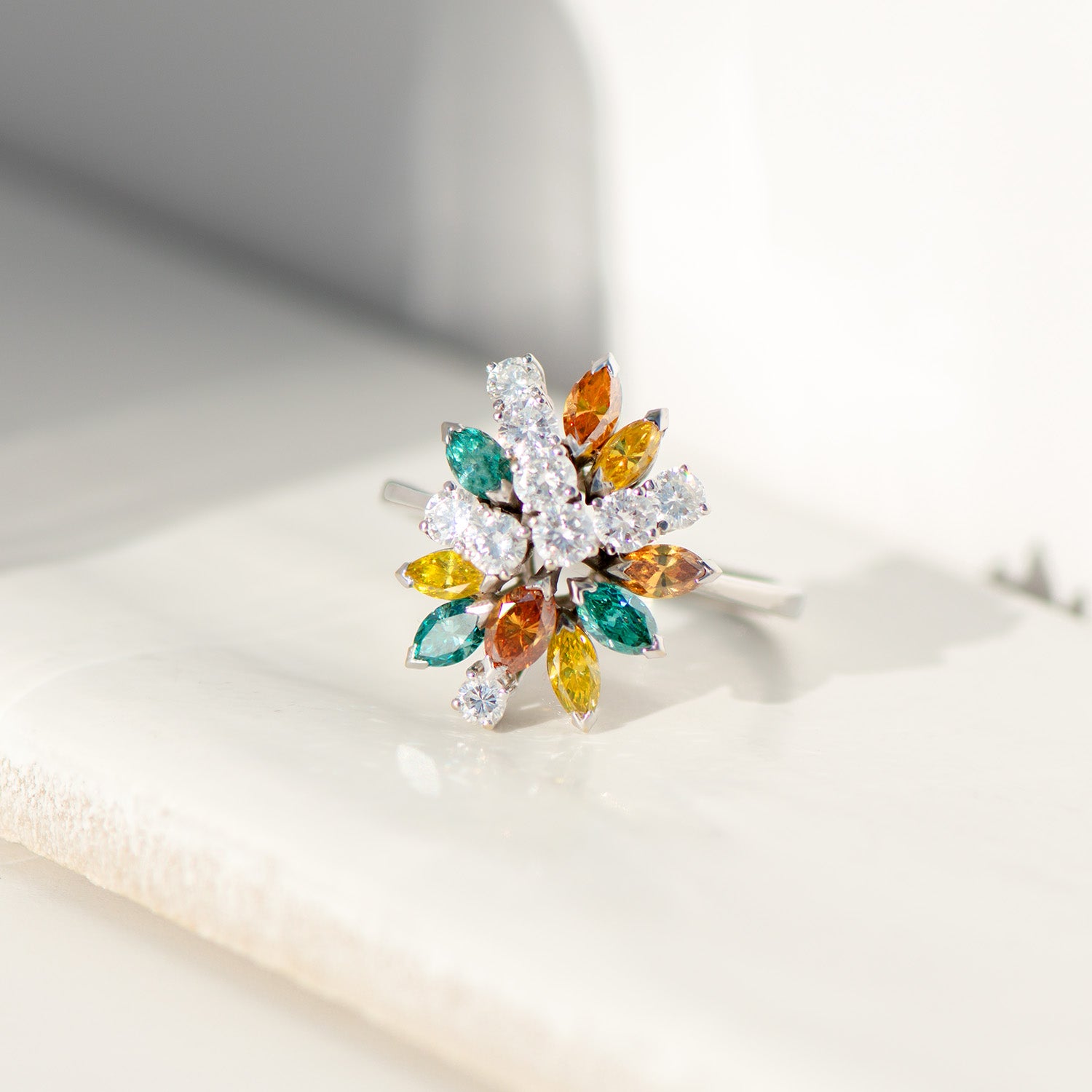 Ring aus 14 K Weißgold mit bunten und weißen Diamanten | Vintage Blütenring