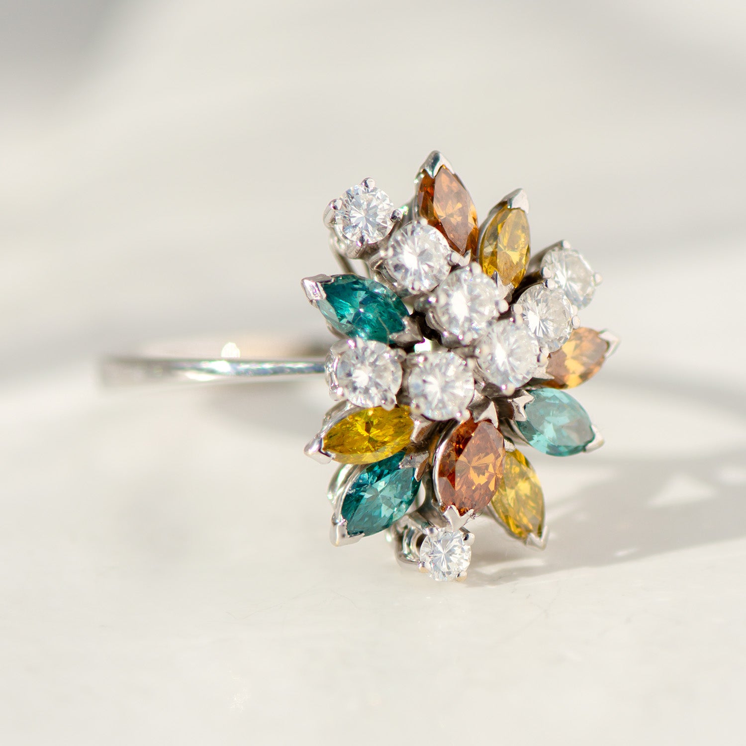 Ring aus 14 K Weißgold mit bunten und weißen Diamanten | Vintage Blütenring