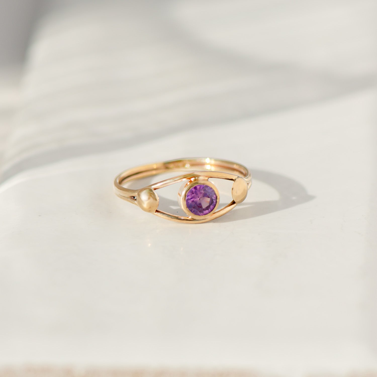 Zarter Vintage-Ring aus 8 K Gelbgold mit rosa Saphir – filigranes Design mit modernem Twist