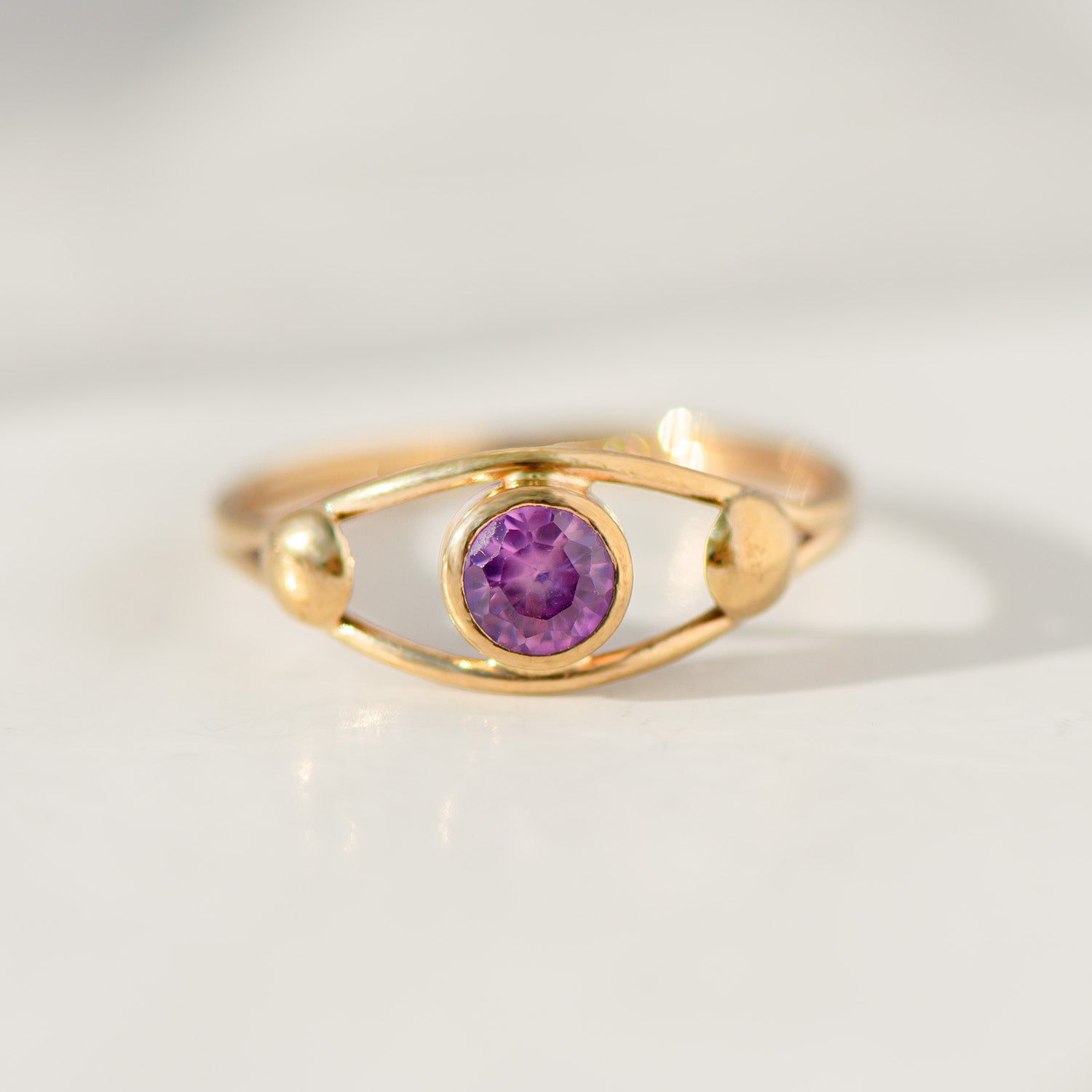 Zarter Vintage-Ring aus 8 K Gelbgold mit rosa Saphir – filigranes Design mit modernem Twist