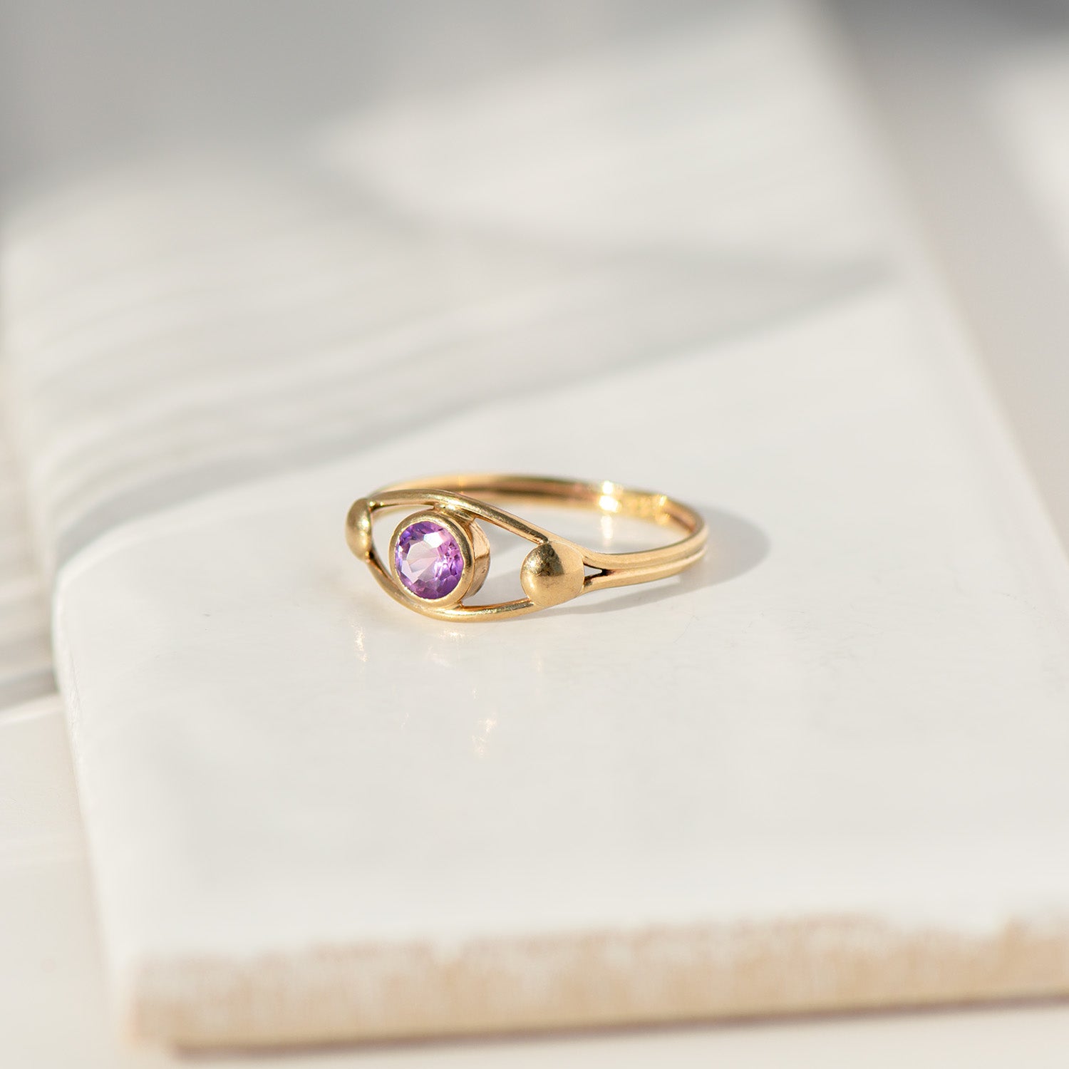Zarter Vintage-Ring aus 8 K Gelbgold mit rosa Saphir – filigranes Design mit modernem Twist