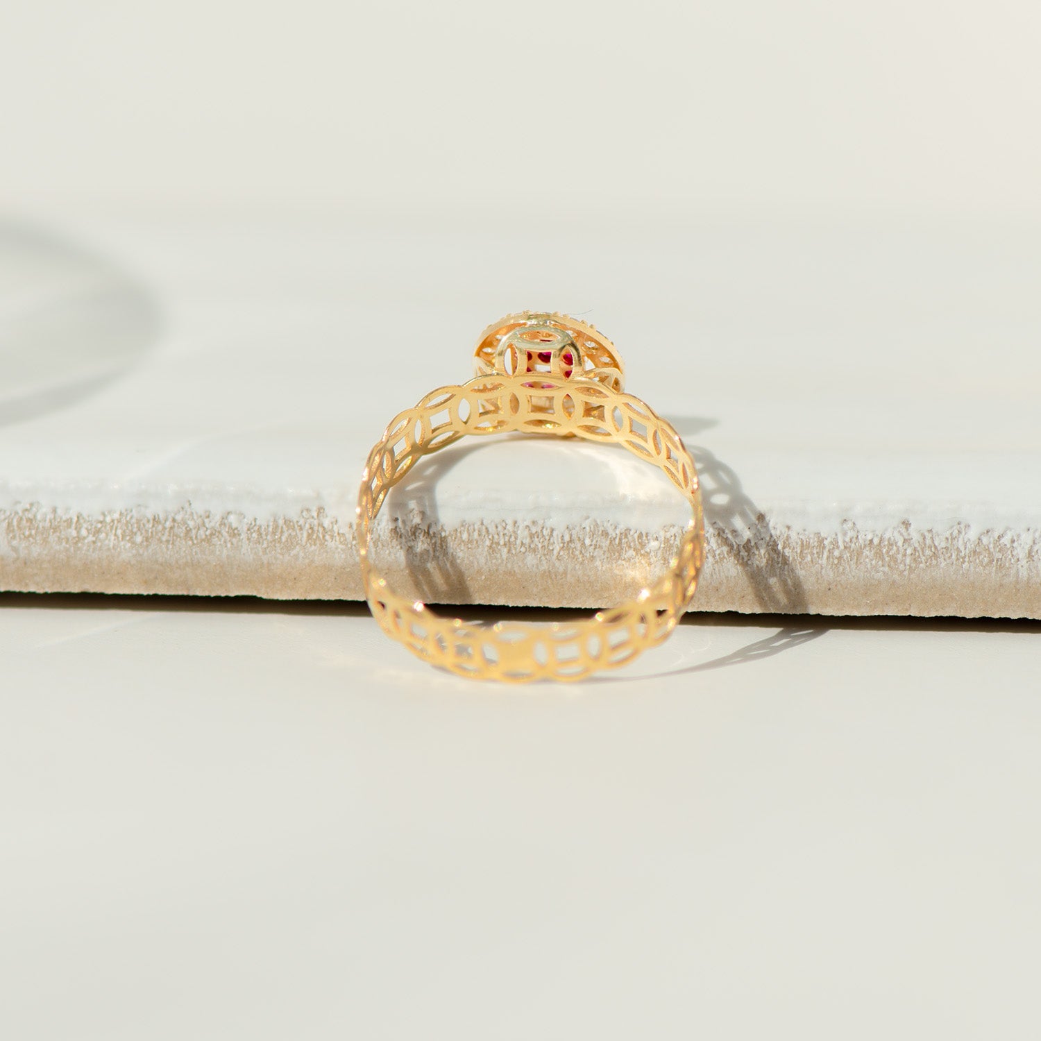 Filigree ring in 18K yellow gold with rubies and diamonds – artistic and royal