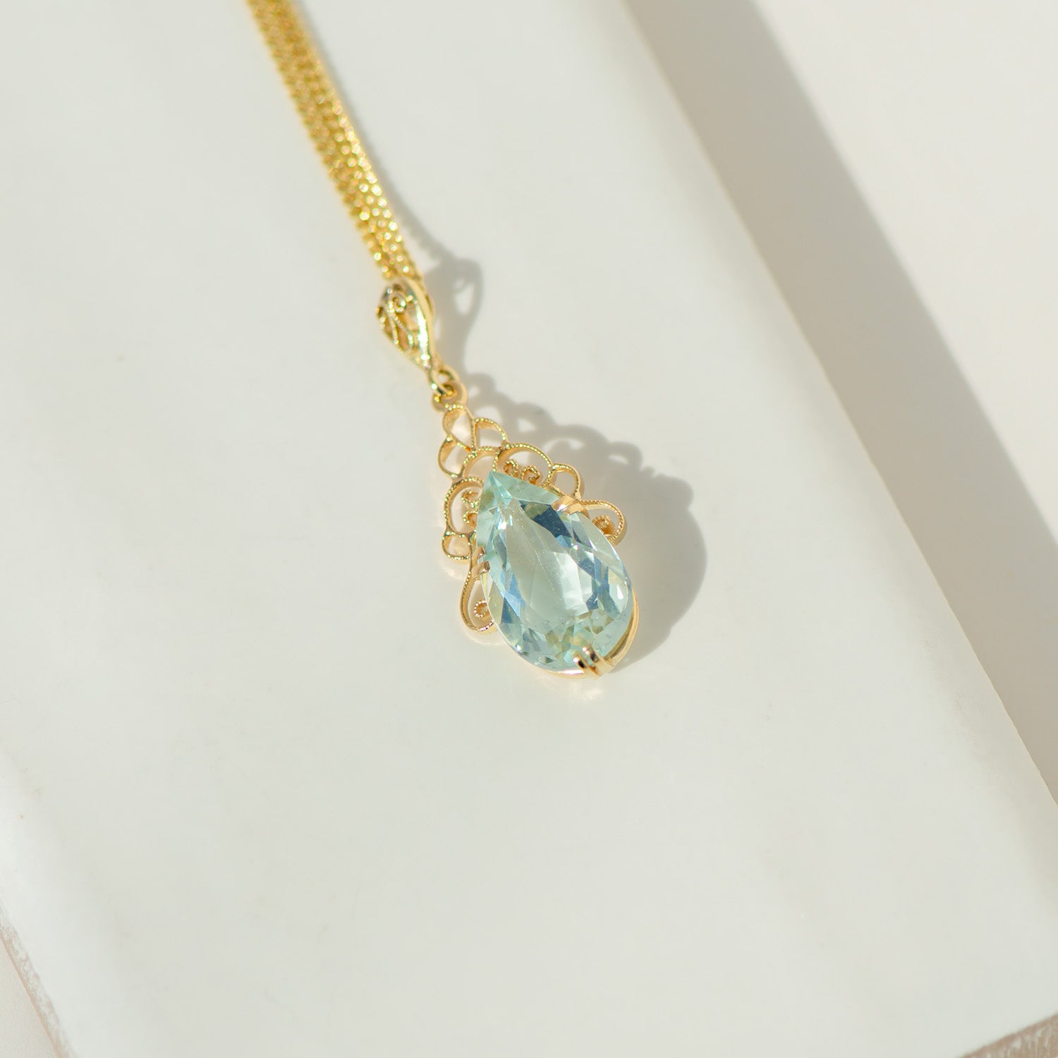 Jugendstil/Art-Déco Kette mit Aquamarin aus Gelbgold – filigraner Vintage Anhänger um 1920