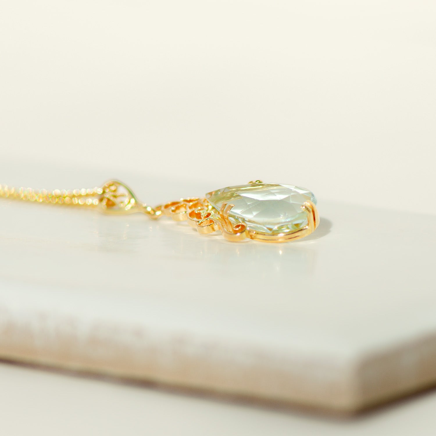 Jugendstil/Art-Déco Kette mit Aquamarin aus Gelbgold – filigraner Vintage Anhänger um 1920