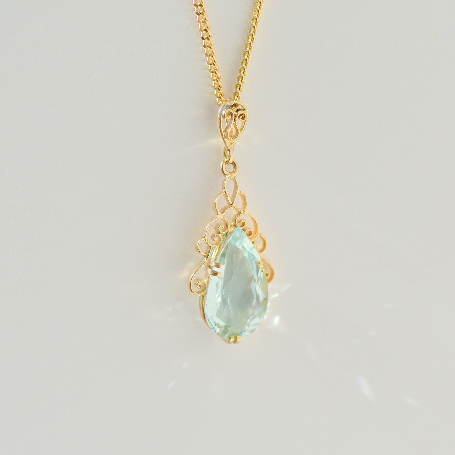 Jugendstil/Art-Déco Kette mit Aquamarin aus Gelbgold – filigraner Vintage Anhänger um 1920